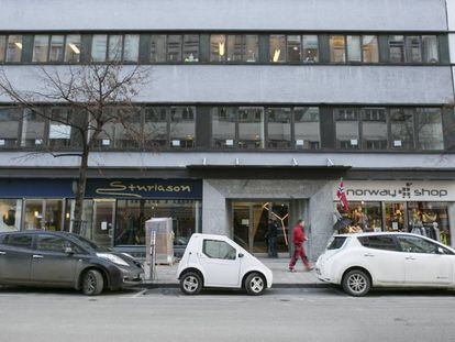 Vários carros elétricos carregam a bateria em uma rua do centro de Oslo.