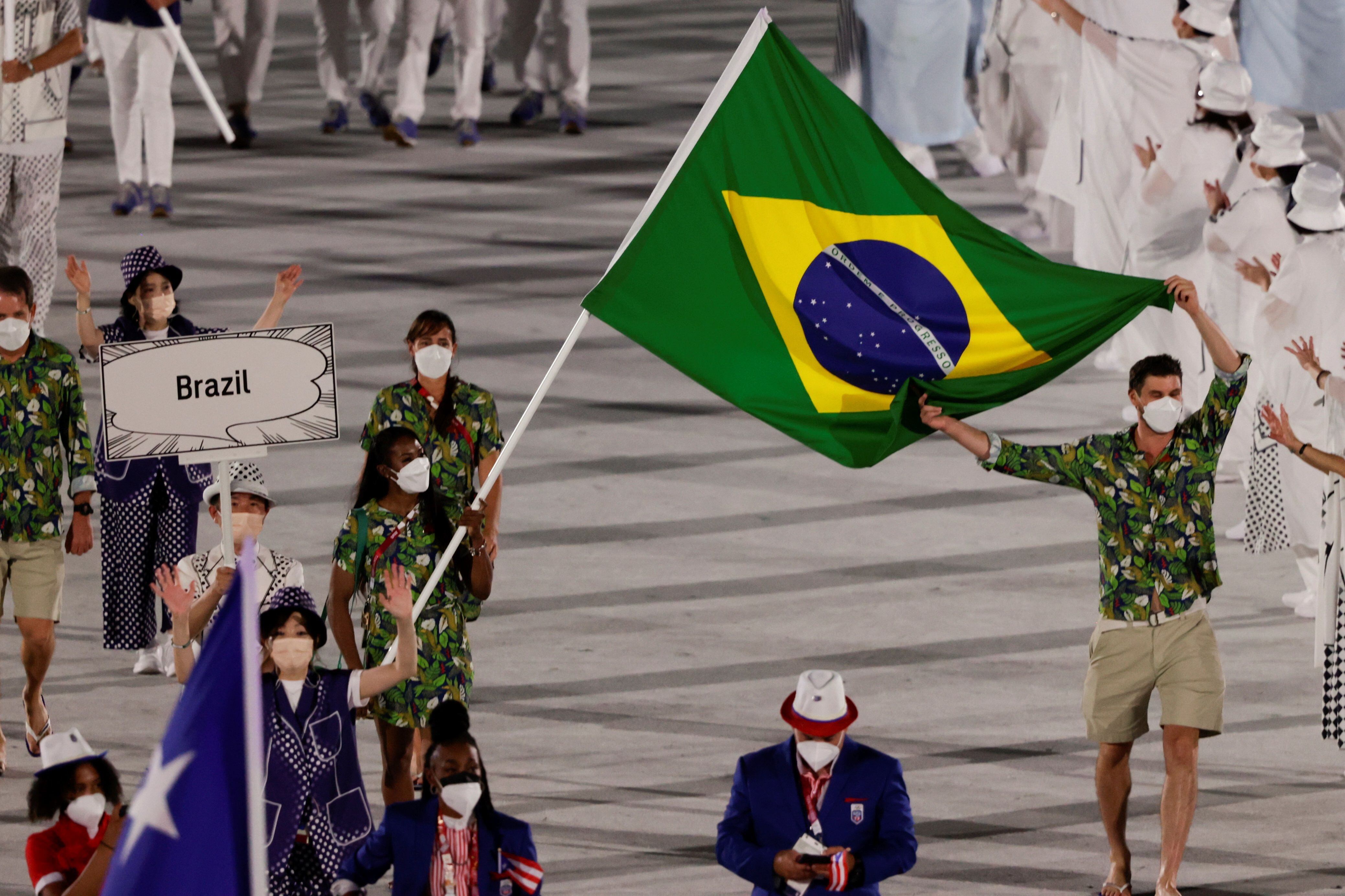 Os porta-bandeiras do Brasil na cerimônia foram Bruno Resende, do vôlei masculino, e Ketleyn Quadros, do judô, que entraram ao lado de dois representantes do COB. 