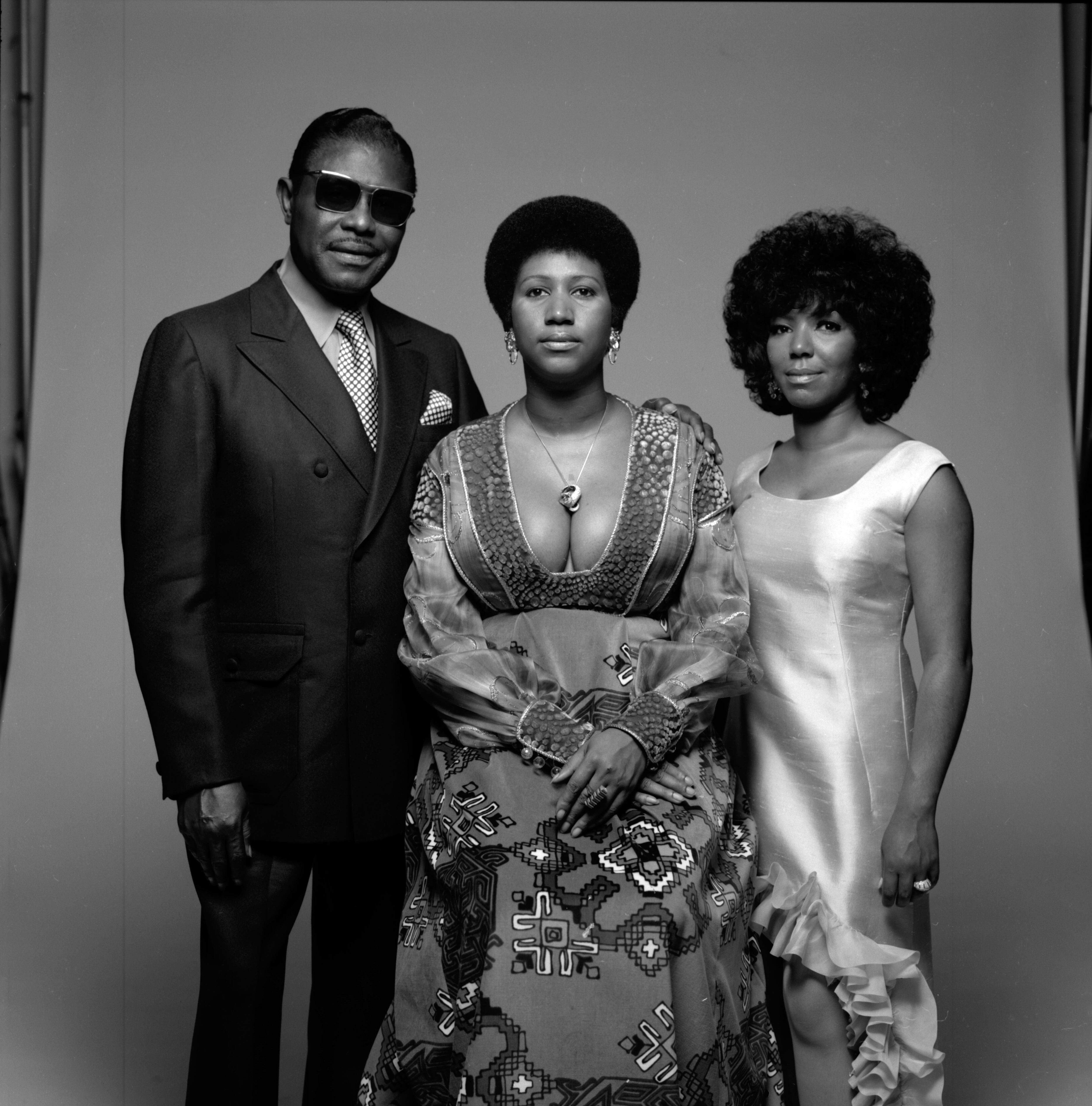 Aretha Franklin (centro) com seu pai, o pastor C. L. Franklin, e sua irmã Carolyn, em Nova York em 1971. 