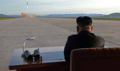 Jong-Un inspecionando um simulacro de lançamento de um foguete balístico, em lugar não revelado.