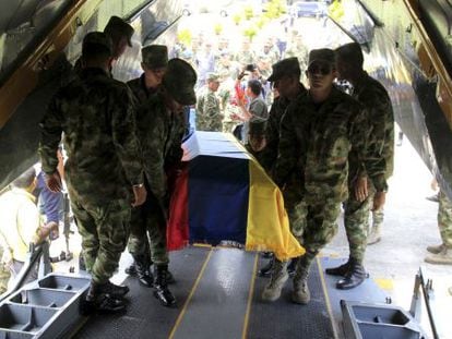 Traslado de soldados mortos em Colômbia em 2014.