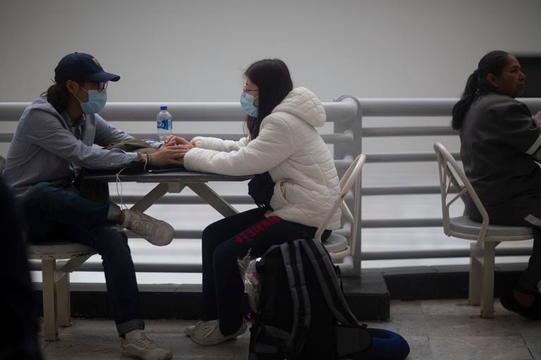 Pasajeros de diversas aerolineas esperan en la terminal 1 y 2 de la Ciudad de México. La industria de las aerolíneas ha sido una de las más golpeadas económicamente ante la emergencia internacional por el brote de coronavirus. Entre las miles de cancelaciones de sus pasajeros y la dificultad de continuar ofreciendo sus servicios.Aeroméxico anunció suspensiones y revisiones en más de 50 rutas que realizaba regularmente. Hay cambios en sus viajes a Asia, Europa, Estados Unidos, Canadá, Sudamérica y por supuesto, todos sus vuelos al interior de México. 21 de marzo del 2020, Ciudad de México, México. 