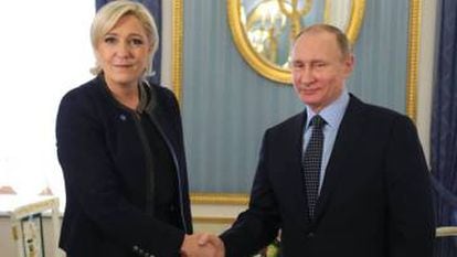 Marine Le Pen e Vladimir Putin em março, em Moscou.