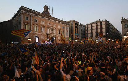 Milhares de manifestantes comemoram decisão do Parlamento catalão de dar início ao processo de independência.
