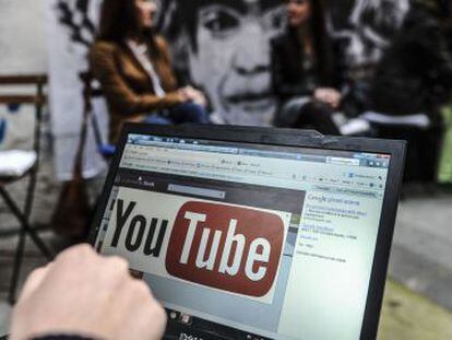 Um usuário mostra o logotipo do YouTube em seu computador, nesta sexta-feira em Istambul.