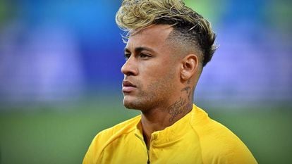 Neymar chamou atenção pelo penteado na estreia do Brasil contra a Suíça.