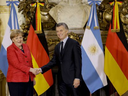 O presidente da Argentina, Mauricio Macri, recebe na Casa Rosada a chanceler alemã, Angela Merkel.