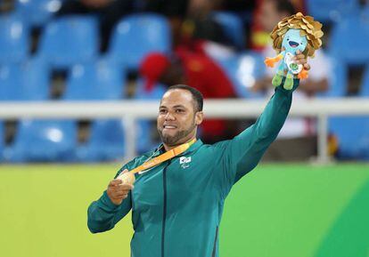 Claudiney Batista conquistou uma medalha de ouro para o Brasil neste sábado, no lançamento de disco disco F56 masculino.