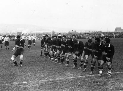 Os All Blacks, fazendo sua haka antes de uma partida contra a Inglaterra em 1926.