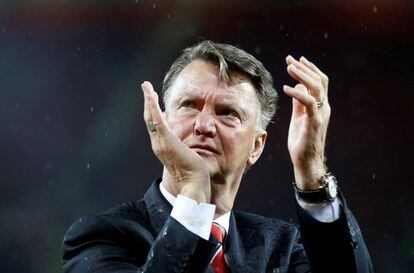 Van Gaal aplaude os torcedores do United.