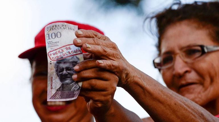 Apoiadora de Maduro exibe nota