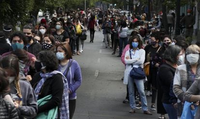 Chilenos fazem fila para votar no plebiscito deste domingo, na capital Santiago.