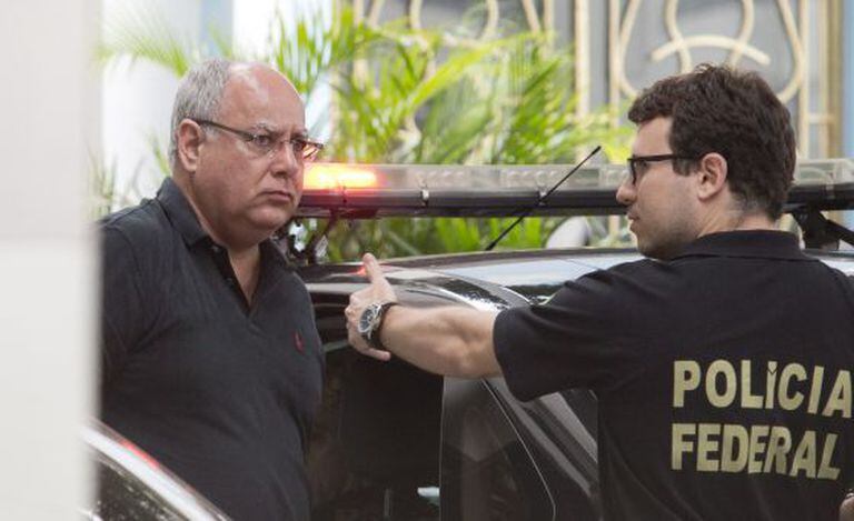 O ex-diretor da Petrobras, Renato Duque, ao ser preso no Rio.