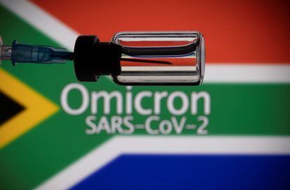 Uma seringa e uma ampola de imunizante contra a covid-19 em frente à bandeira da África do Sul, onde surgiu a variante ômicron do coronavírus.