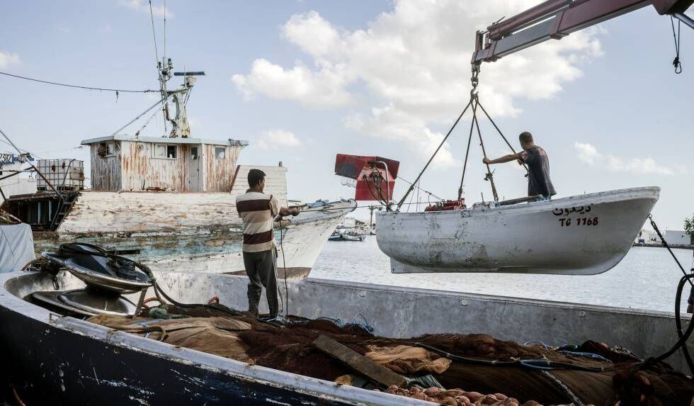 Pescadores beneficiários de um projeto para apoiar a pesca em pequena escala e seu processamento no porto de Ajim (Tunísia).
