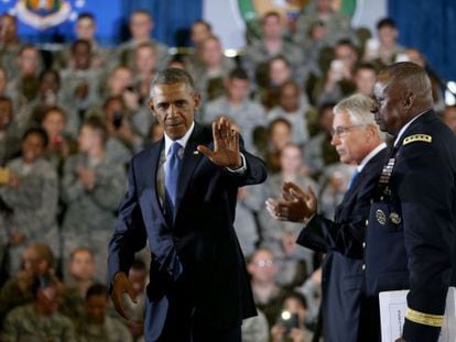 Barack Obama, junto com Chuck Hagel (centro) e Lloyd Austin (direita), na base Aérea de MacDill em Tampa (Flórida).