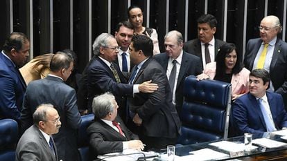 Ministro Paulo Guedes e o presidente do Senado, Davi Alcolumbre, em votação em segundo turno da reforma da Previdência.