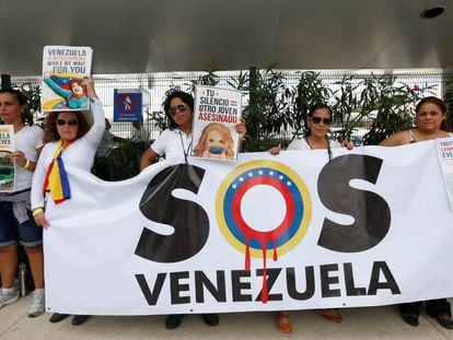 Um grupo de venezuelanos no aeroporto de Cancun, antes da Assembleia da OEA.