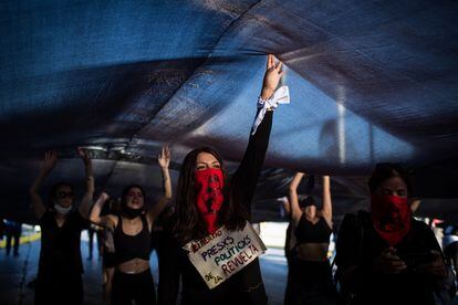Grupo de mulheres se reúne em frente ao Estádio Nacional de Santiago do Chile para exigir a libertação dos prisioneiros dos protestos.