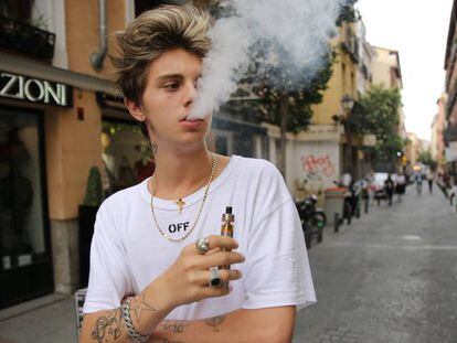 Jovem fuma uma cigarro eletrônico na rua Pelayo, em Madri.