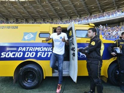 O meia-atacante J&uacute;lio Baptista sai de carro forte durante sua apresenta&ccedil;&atilde;o ao Cruzeiro, em julho de 2013.