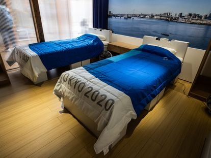 As camas para os atletas, fabricadas com material reciclável, na Vila Olímpica da Tóquio 2020.