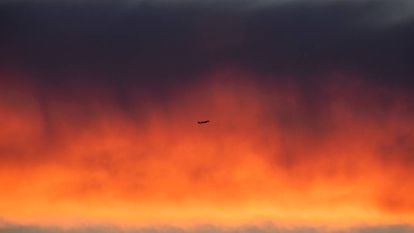 Um avião sulca o horizonte, em 9 de agosto de 2018, em Frankfurt, Alemanha.