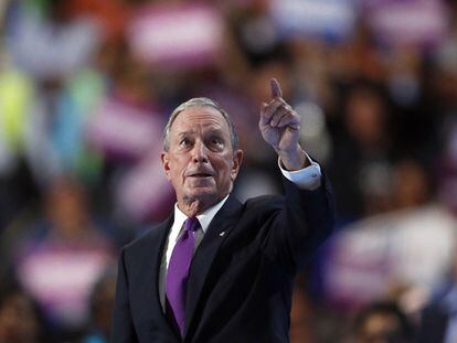 Michael Bloomberg acena da tribuna na Filadélfia.