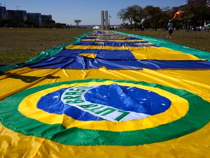 Bandeira do Brasil estendida na Esplanada dos Ministérios por apoiadores do presidente Jair Bolsonaro, nesta sexta.