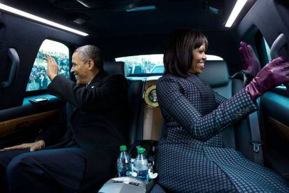 Michelle e Barack Obama na limusina presidencial durante o desfile inaugural de 2013.