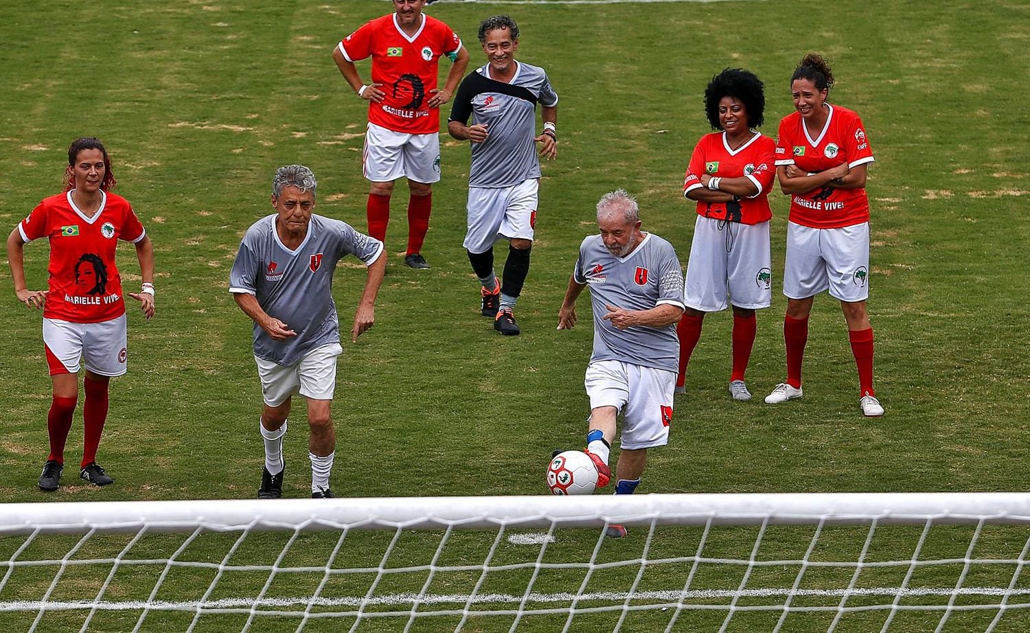 Lula cobra pênalti em jogo ao lado de Chico Buarque, no campo do MST.