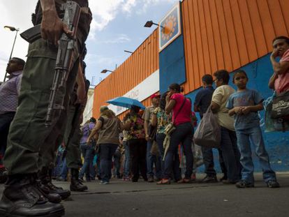 Fila na porta de um supermercado na Venezuela