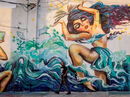 Obras de diversos artistas enfeitam as paredes dos edifícios que formam o popular bairro de Wynwood, em Miami.
