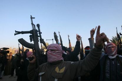 Milicianos sunitas protestam contra o governo iraquiano.