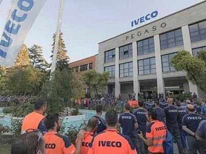 Trabalhadores da Iveco nesta quarta-feira em uma concentração depois do suicídio da colega.