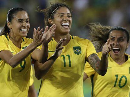 Brasil x Suécia: Beatriz, Cristiane e Marta comemoram gol.