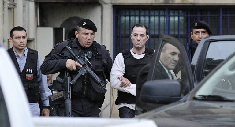 Escoltado, Martín Lanatta deixa o fórum depois de testemunhar, em agosto.