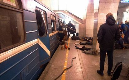Feridos no atentado aguardam socorro em uma estação de metrô em São Petersburgo, após a explosão de uma bomba.