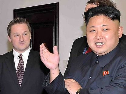 O canadense Michael Spavor (esquerda), com o líder da Coreia do Norte, Kim Jong-un, em janeiro de 2014 em Pyongyang