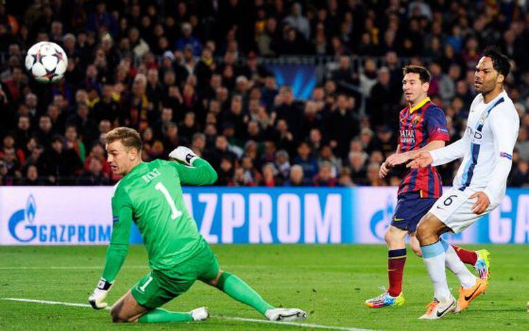 Hart y Lescott vêem como Messi consegue o primeiro gol do partido.