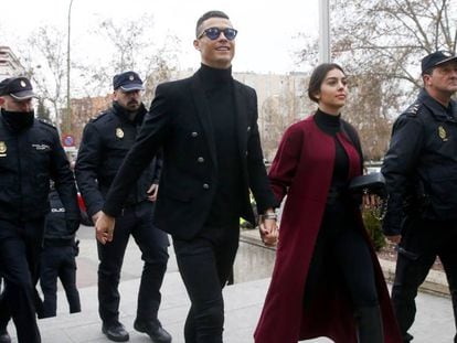 Cristiano Ronaldo e sua mulher, Georgina Rodríguez, em sua chegada ao tribunal.