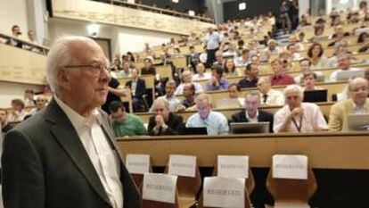 Peter Higgs, ovacionado na conferência CERN.