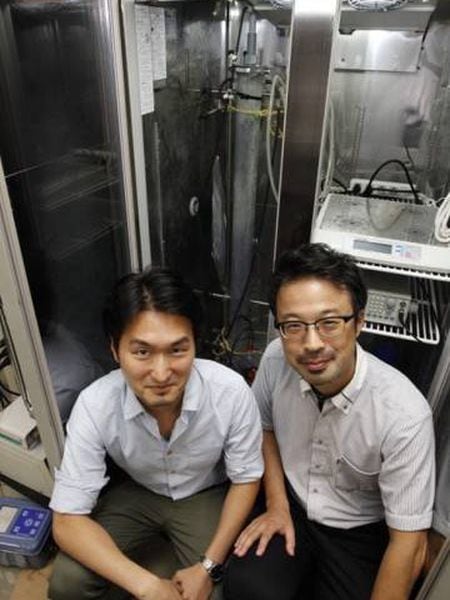 Hiroyuki Imachi (direita) e seu colega Masaru Nobu, autores do estudo, com o biorreator que usaram para criar as arqueias.