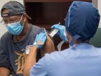 Un voluntario recibe la vacuna experimental de Moderna el 5 de agosto en Detroit (EE UU).