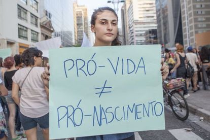 A estudante Maria Clara Martins Pace, 19 anos, compareceu acompanhando o grupo feminista do qual faz parte. “Estamos aqui contra este PL absurdo."