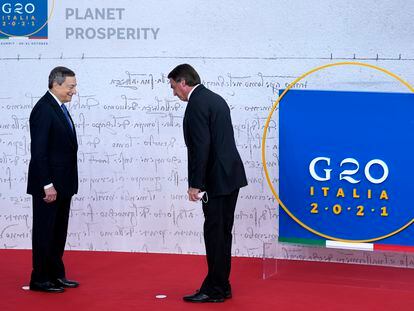O presidente brasileiro, Jair Bolsonaro, é recebido pelo primeiro-ministro italiano, Mario Draghi, ao chegar ao centro de convenções La Nuvola, onde ocorre a cúpula do G20, neste sábado.