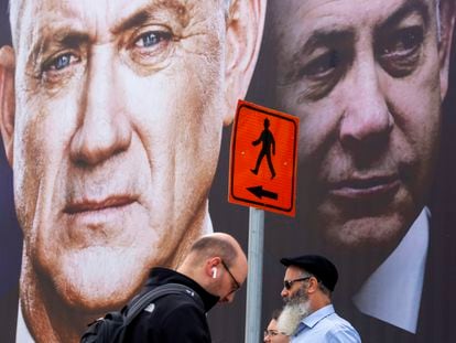 Cartazes da campanha eleitoral de Israel, com Benny Gantz (à esquerda) e Benjamin Netanyahu, em fevereiro.