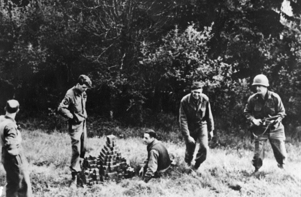 Membros da missão secreta Alsos localizaram 659 dos 664 cubos de urânio do experimento de Heisenberg enterrados em um campo próximo a Haigerloch.