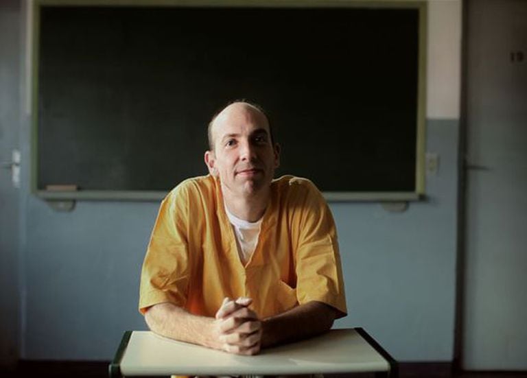 Christopher Kirk em uma prisão de São Paulo.