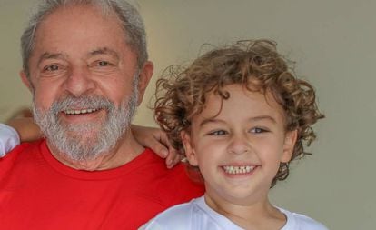 O ex-presidente Lula com o neto Arthur Araújo Lula da Silva, 7 anos, que morreu nesta sexta-feira, vítima de uma meningite. A foto foi cedida pelo Instituto Lula.